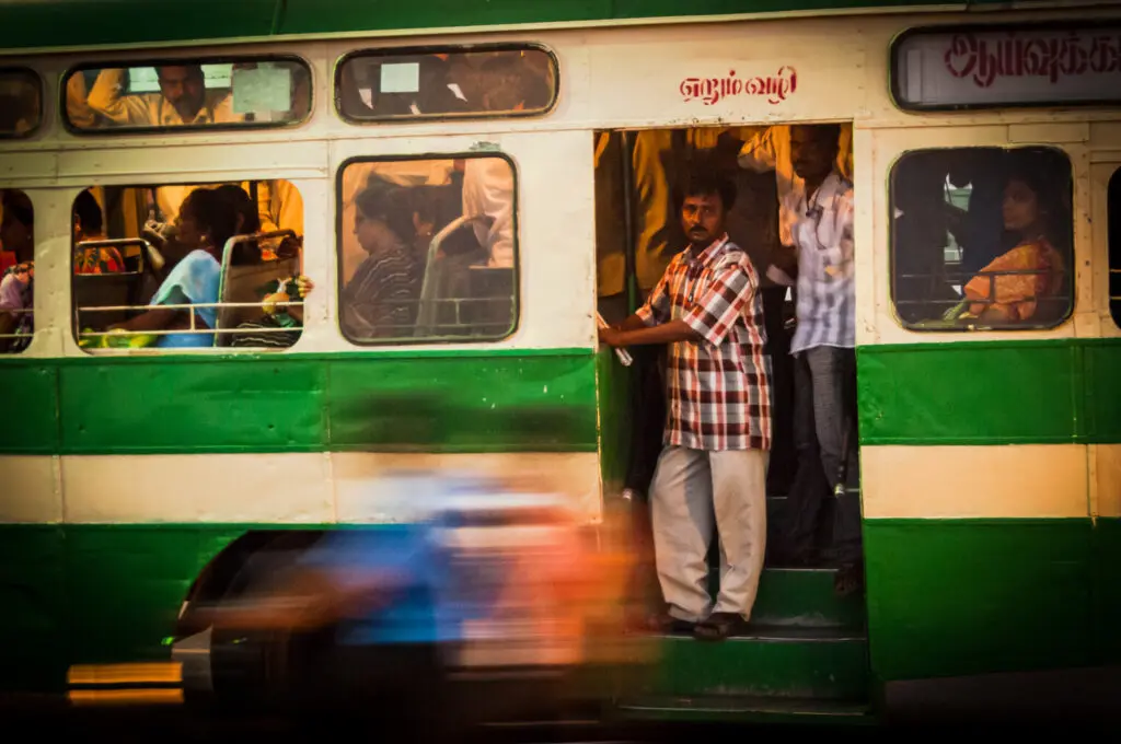 Les passagers d'un bus à grande vitesse à Chenna, Inde 