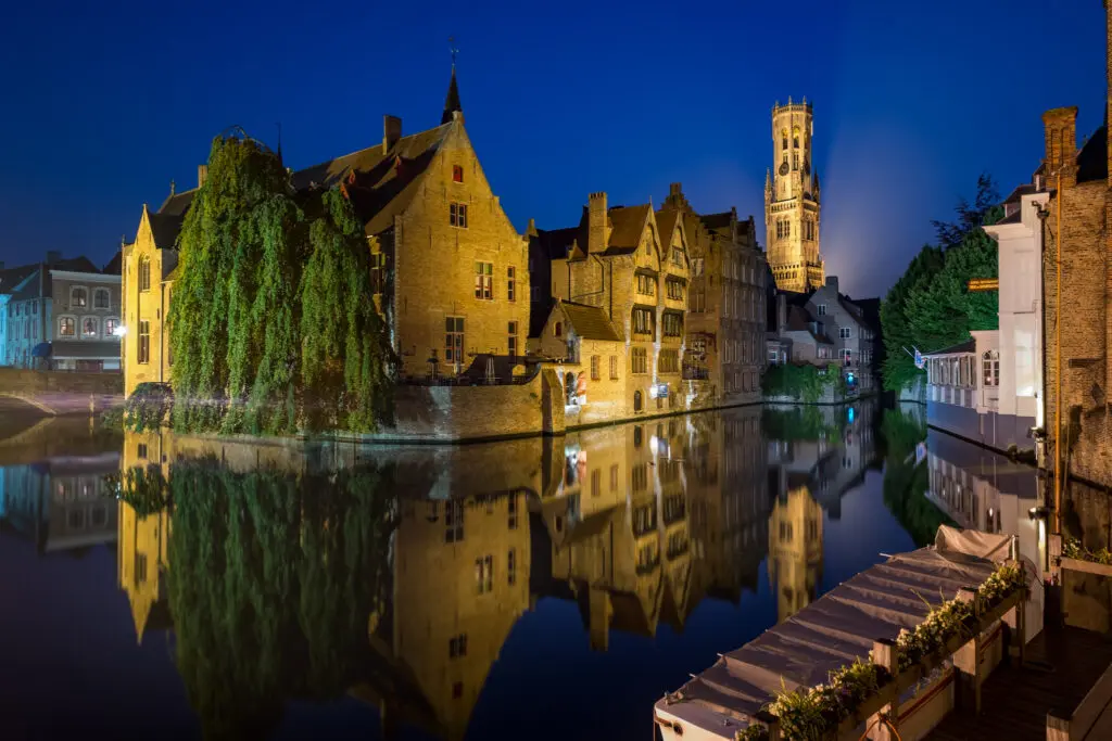 Beffroi de Bruges le soir vu du canal Dijver