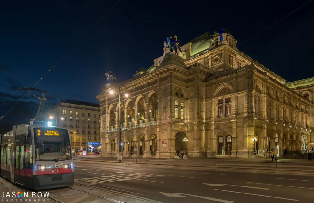 L'Opéra de Vienne pendant le crépuscule du soir
