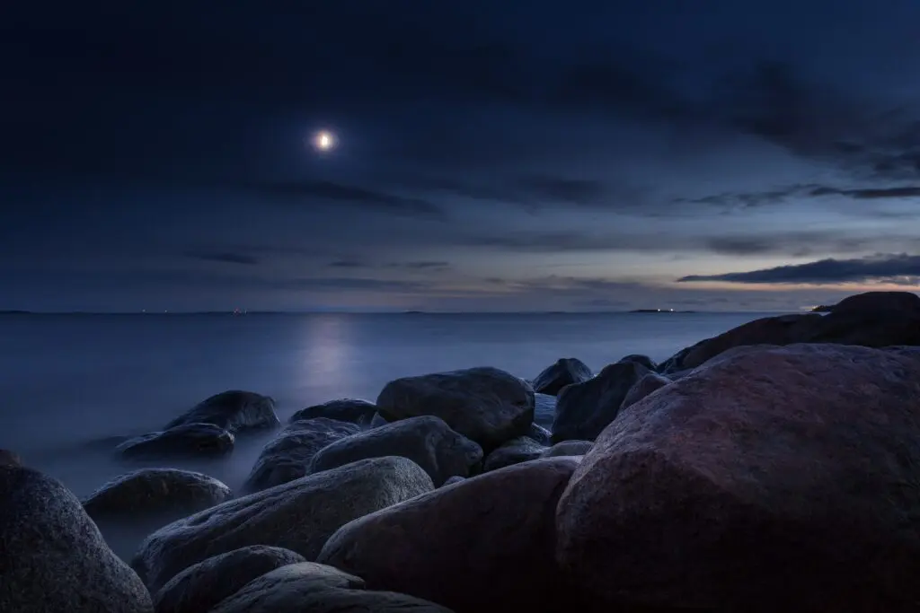 Une image de paysage marin de l'heure bleue éclairée par le clair de lune